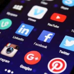 私たちは社交的な蝶です - どこで閲覧しても私たちをチェックしてください!